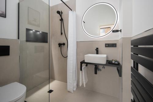 a bathroom with a shower and a sink and a mirror at ROOMS Bremen -Super Zentrale Studio-Apartments HBF-Messe-ÖVB Arena-City in Bremen