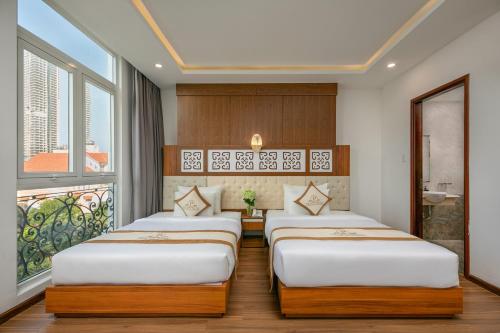 Postel nebo postele na pokoji v ubytování Prague Da Nang Beach Hotel