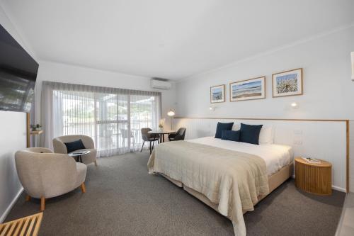 Katil atau katil-katil dalam bilik di Mariners Cove Waterfront Motel and Apartments