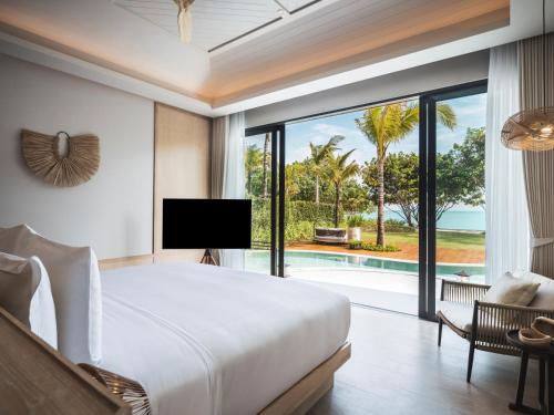 Postel nebo postele na pokoji v ubytování Anantara Koh Yao Yai Resort & Villas