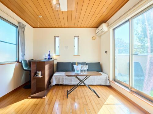 a room with a bed and a table at 上野Nipporiテラスー寛道ー in Tokyo