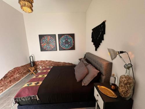 un dormitorio con una cama y un sofá en New Condesa Room Modern Comfort, en Ciudad de México