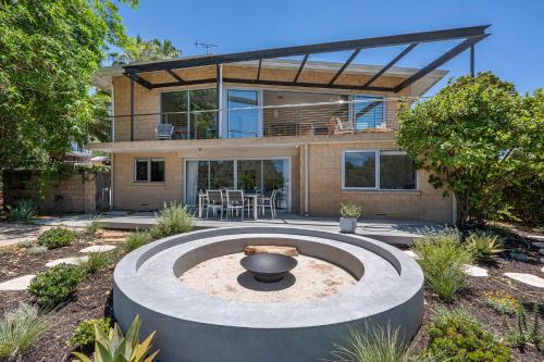 una casa con una fuente en medio de un patio en Bay Haven, en Dunsborough