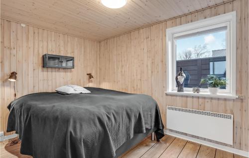 a bedroom with a bed and a window at Lovely Home In Haderslev With Wifi in Haderslev