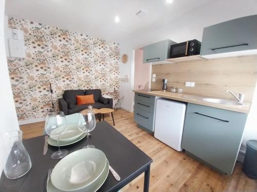 une cuisine et un salon avec une table et des chaises dans l'établissement Au 26 Calais T1, à Calais