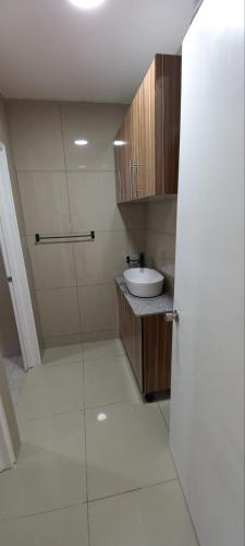 ein Badezimmer mit Waschbecken und Toilette in der Unterkunft Sac Accommodations in Langgere