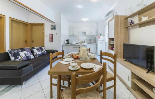 Televízia a/alebo spoločenská miestnosť v ubytovaní Holiday Home Kapelica Ix Cr