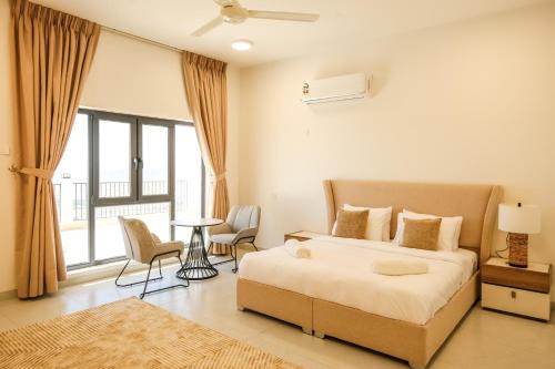 une chambre avec un lit, une table et des chaises dans l'établissement Sunset Sky, à Misfāh