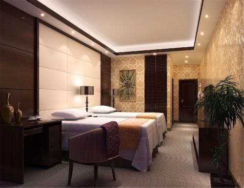 Habitación de hotel con cama y escritorio en Nanning Qingzhou Rental Apartments en Nanning