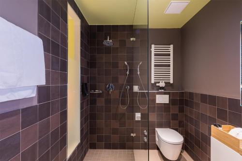 a bathroom with a shower with a toilet at The Frankfurt in Frankfurt