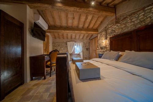 sypialnia z łóżkiem z pudełkiem w obiekcie Agriturismo Podere Tovari w mieście Anghiari
