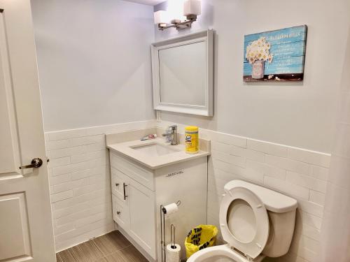 Bilik mandi di Cozy Room in a Quiet Neighbourhood