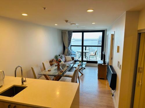 オークランドにあるSpacious Magnificent Sea Views Front of Sky Towerのギャラリーの写真