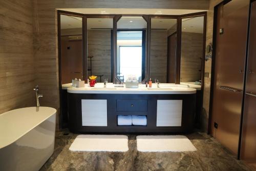 a bathroom with two sinks and a large mirror at Ningbo Xinzhi Hotel in Ningbo