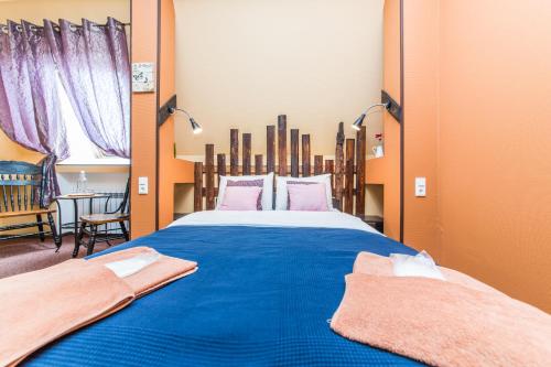 ein großes Bett in einem Zimmer mit lila Vorhängen in der Unterkunft Hotel Ekaterinhof in Sankt Petersburg