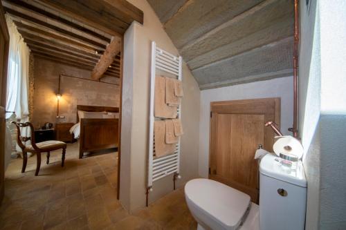 łazienka z toaletą i sypialnia w obiekcie Agriturismo Podere Tovari w mieście Anghiari