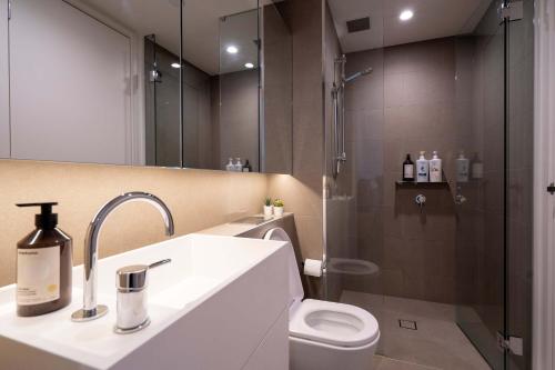 Ένα μπάνιο στο 108 HighRise Condo Lake Bay View