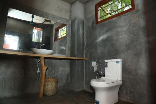 Koupelna v ubytování Kataragama Clay House Yala