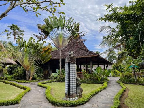 Taman di luar Permata Ayung Private Estate