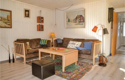 una sala de estar con un sofá y una mesa en Three-Bedroom Holiday Home In Esbjerg V, en Esbjerg