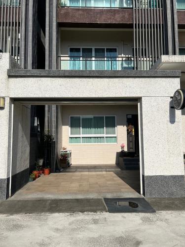 a building with a large entrance to a building at 子仙小築民宿 Traveler's Love in Chishang