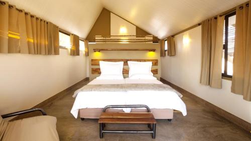 Llit o llits en una habitació de Desert Quiver Camp