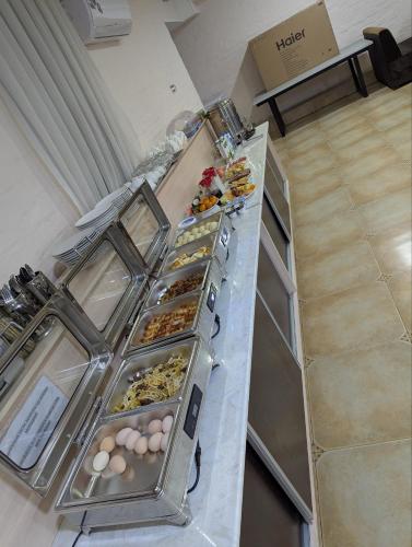 een buffet met veel verschillende soorten eten bij Moji Hotel Tashkent in Tasjkent