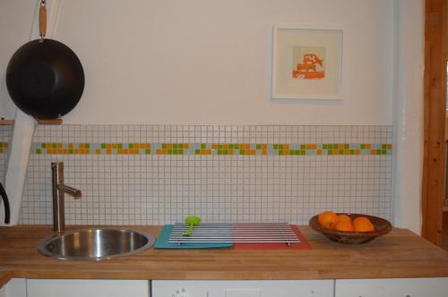 a kitchen counter with a sink and a bowl of oranges at Himmel&Erden in Nordleda