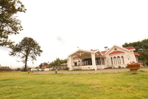 Κήπος έξω από το 7 BHK Luxury Heritage Villa - Rock Ooty