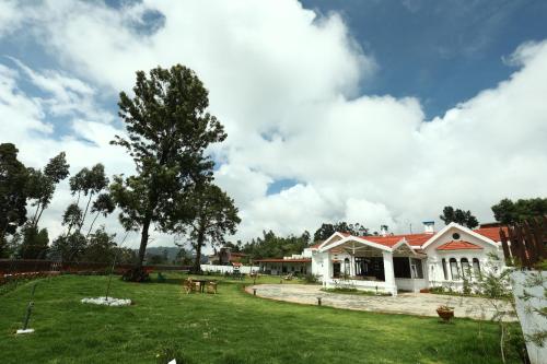 Κήπος έξω από το 7 BHK Luxury Heritage Villa - Rock Ooty