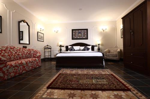 Ένα ή περισσότερα κρεβάτια σε δωμάτιο στο 7 BHK Luxury Heritage Villa - Rock Ooty