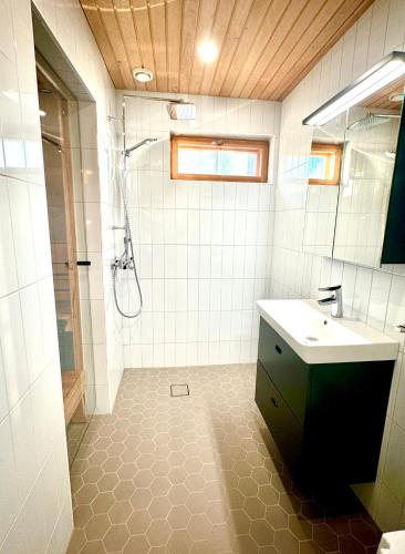 a bathroom with a sink and a shower at Himos Alahonka A in Jämsä