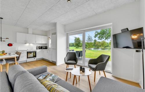 Kuchyň nebo kuchyňský kout v ubytování 3 Bedroom Awesome Home In Ringkøbing