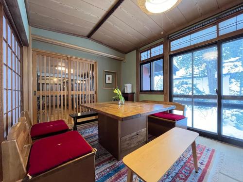 Posezení v ubytování Yokokura Ryokan