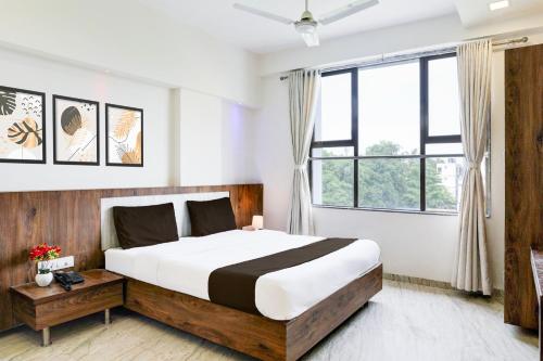 Una cama o camas en una habitación de Super Collection O Shirdi