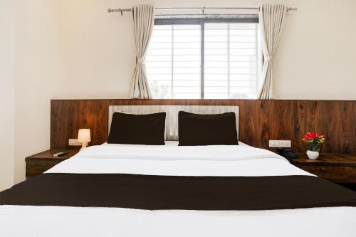 Una cama o camas en una habitación de Super Collection O Shirdi