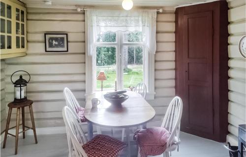 une salle à manger avec une table et des chaises et une fenêtre dans l'établissement Amazing Home In Hønefoss With Wifi, à Hønefoss