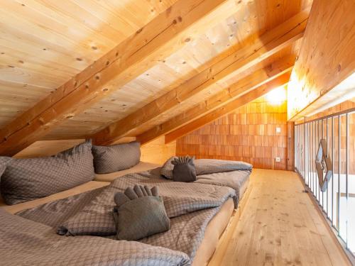zwei Betten in einem Zimmer mit Holzdecken in der Unterkunft Rustic Farm in Tyrol with Mountain Views in Tobadill
