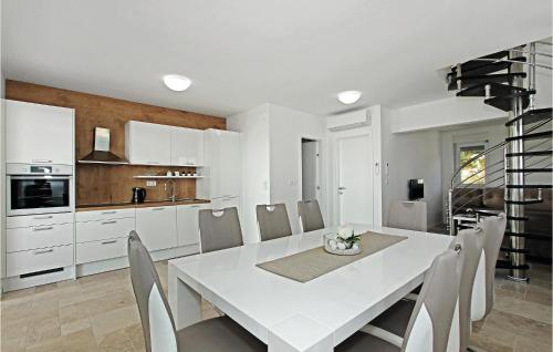 Three-Bedroom Apartment In Sibenik