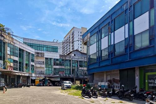 CiputatにあるHotel Ciputat RedPartnerの建物前に停車する一団の二輪車