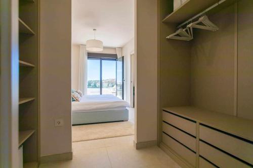 Ένα ή περισσότερα κρεβάτια σε δωμάτιο στο Luxury apartment with seaviews