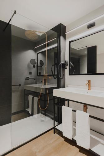 a bathroom with a sink and a mirror at Hotel Dimar in Valencia