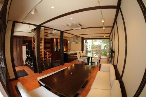 a living room with a couch and a table at ハンドインハンド岡山後楽園まで徒歩約5分 in Okayama