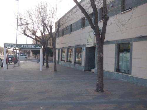Fasadas ar įėjimas į apgyvendinimo įstaigą Hostal La Perdiz