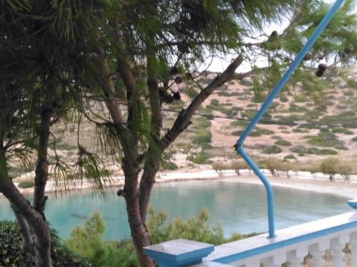 una vista sulla spiaggia dal balcone di una casa di Panorama Studios a Lisso (Lipsoi)