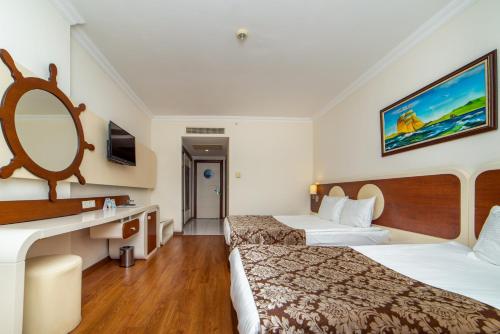 Ліжко або ліжка в номері Transatlantik Hotel & Spa - Ultra All Inclusive