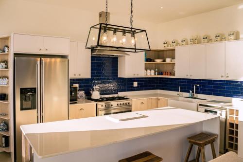 Dapur atau dapur kecil di Zebra Views - Romansbaai Luxury Retreat