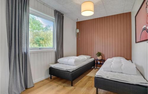 Una cama o camas en una habitación de Cozy Home In Glesborg With Wifi