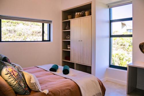 Katil atau katil-katil dalam bilik di Zebra Views - Romansbaai Luxury Retreat