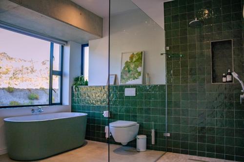 Bilik mandi di Zebra Views - Romansbaai Luxury Retreat